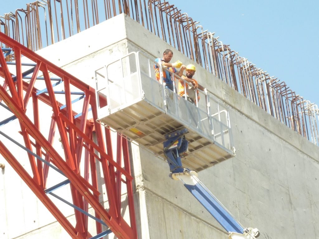 Sepetli vinç türleri; kule, mobil, teleskopik, paletli, arazi ve deniz vinçleri olarak çeşitlendirilir.